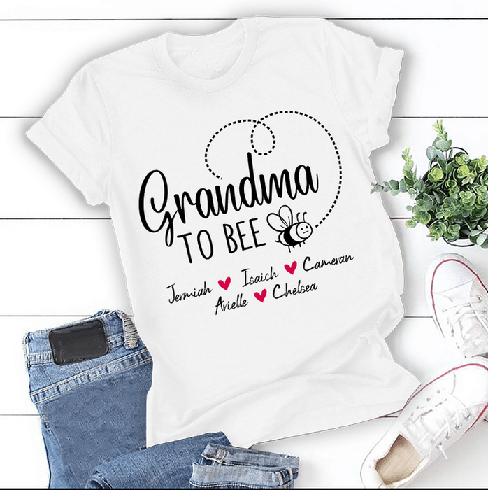 Personalized T-Shirt Grandma To Bee Cute Bee & Heart Printed Custom Grandkids Name Shirt For Mother'S Day