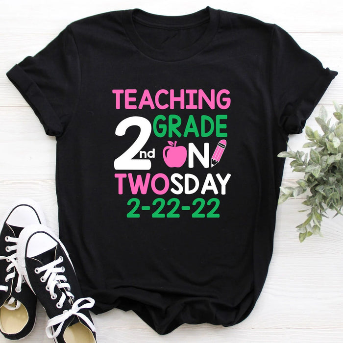 Classic Unisex T-Shirt For Teacher Teaching 2nd Grade On Twosday 2.22.22 Apple & Pencil Printed Happy Twosday Shirt